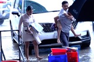Vợ chồng O Sen Ngọc Mai bì bõm lội nước đến sự kiện