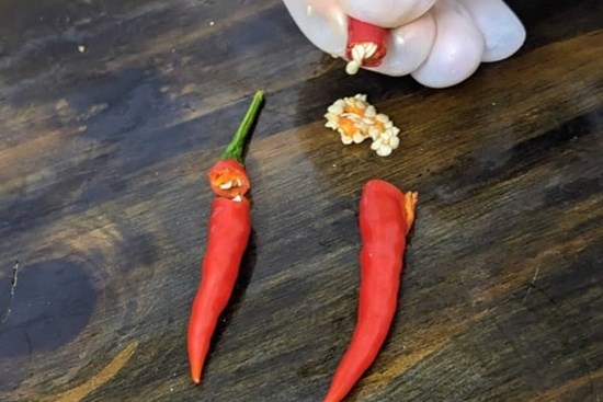 Mẹo hay loại bỏ hạt ớt nhanh nhất