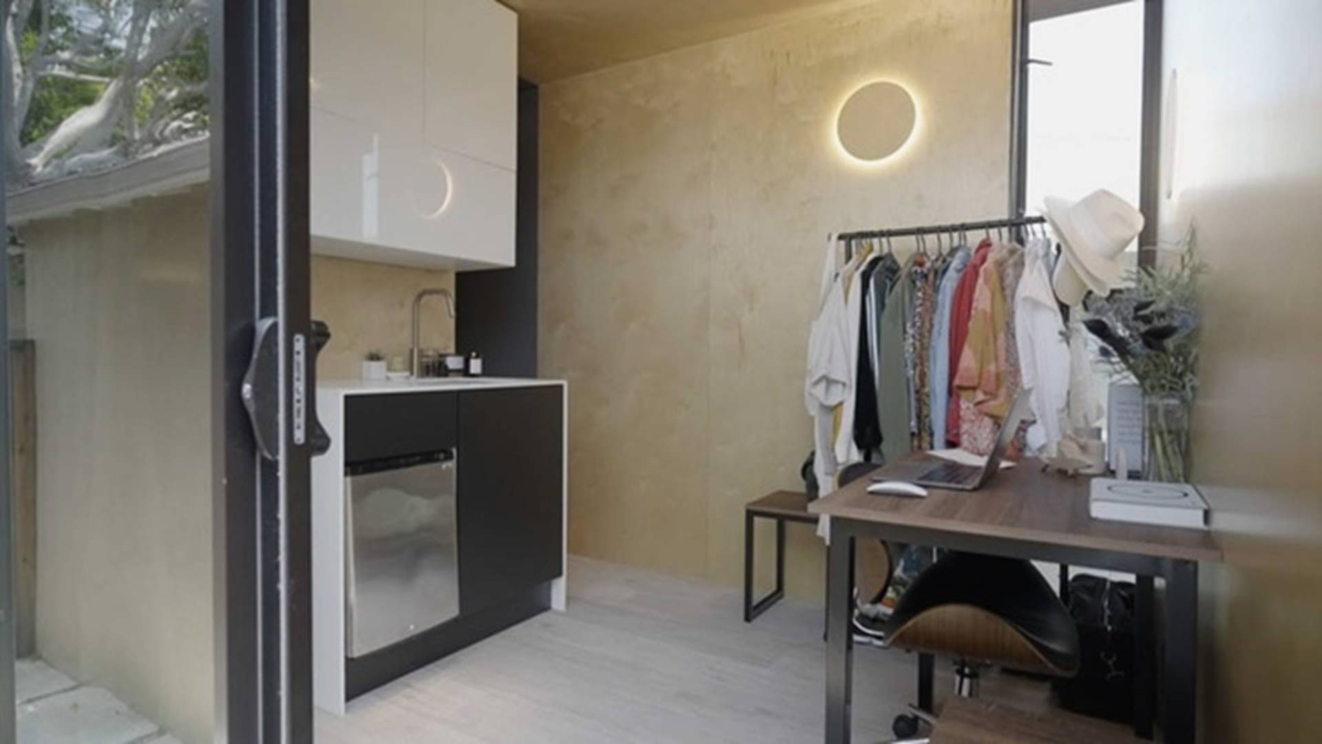 Trả 1.600 USD/tháng để sống trong căn nhà nhỏ hơn một chỗ để xe-1