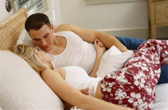 Sao bố không mặc gì lại ôm mẹ?, mẹ trả lời quá thông minh ai cũng vội học hỏi-3