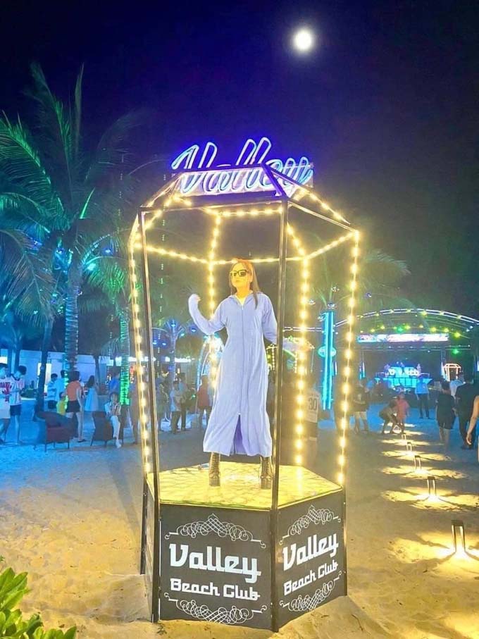 Chủ quán bar Hạ Long lý giải việc cho người mẫu mặc áo chống nắng nhảy múa-2