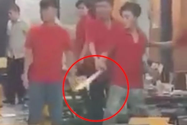 Hỗn chiến khi thả cá phóng sinh gần chùa: Đoạn clip gây xôn xao-1