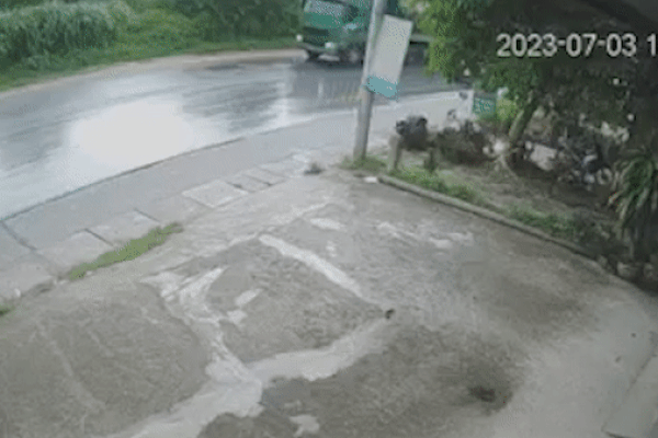 Vượt xe khi trời mưa, ôtô bị tông ngang thân