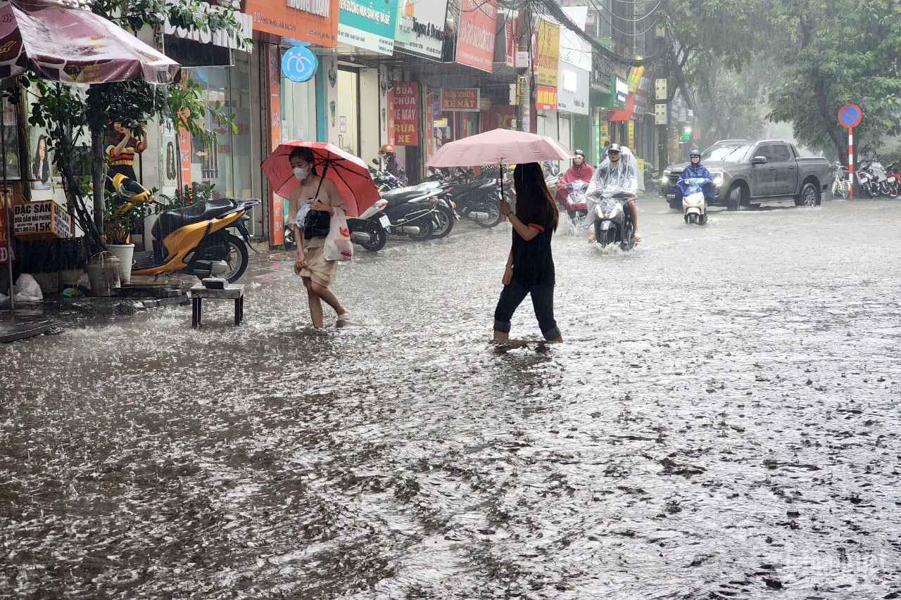 Dự báo thời tiết 4/7: Miền Bắc có mưa to, nắng nóng suy giảm-1