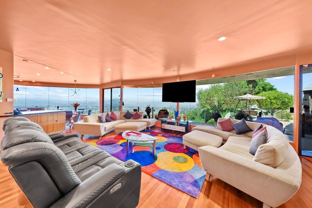 Ngôi nhà 125 tỷ đồng được mệnh danh tuyệt tác kiến trúc: Biết xoay tròn 360 độ, đến gara để xe cũng độc lạ không kém-2