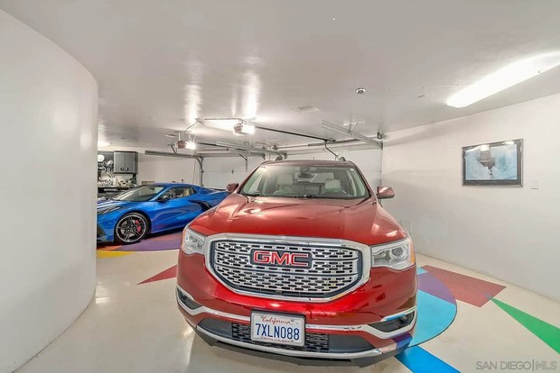 Ngôi nhà 125 tỷ đồng được mệnh danh tuyệt tác kiến trúc: Biết xoay tròn 360 độ, đến gara để xe cũng độc lạ không kém-3