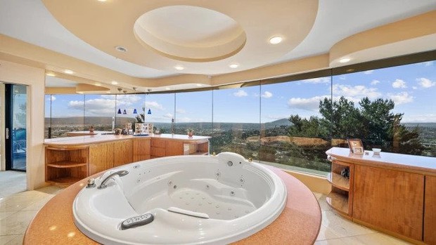 Ngôi nhà 125 tỷ đồng được mệnh danh tuyệt tác kiến trúc: Biết xoay tròn 360 độ, đến gara để xe cũng độc lạ không kém-5