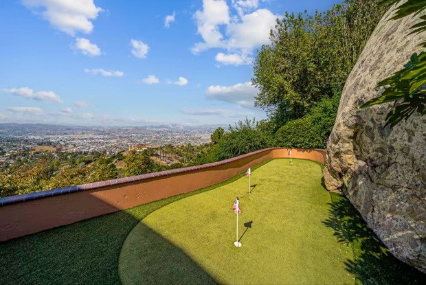 Ngôi nhà 125 tỷ đồng được mệnh danh tuyệt tác kiến trúc: Biết xoay tròn 360 độ, đến gara để xe cũng độc lạ không kém-6