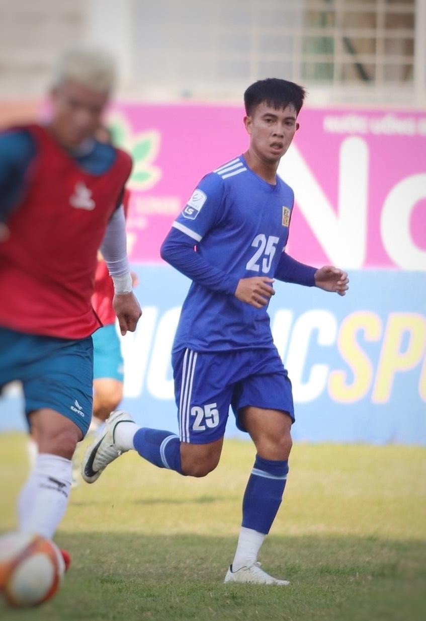 Trần Văn Bun - cầu thủ trẻ đầy triển vọng của CLB Huế-4