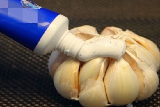 Bôi kem đánh răng lên củ tỏi rồi đặt trong bếp và nhà tắm, không ngờ tác dụng tuyệt vời như vậy