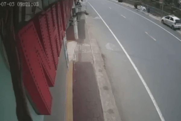 Lao vào dải phân cách, ôtô lật ngửa trên đường