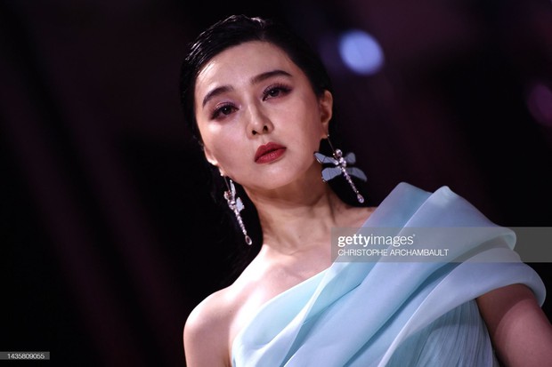 Vỡ mộng nhan sắc Phạm Băng Băng qua ống kính tử thần khi làm vedette trên sàn diễn Pháp-2