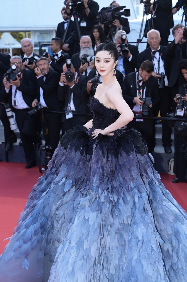 Vỡ mộng nhan sắc Phạm Băng Băng qua ống kính tử thần khi làm vedette trên sàn diễn Pháp-3