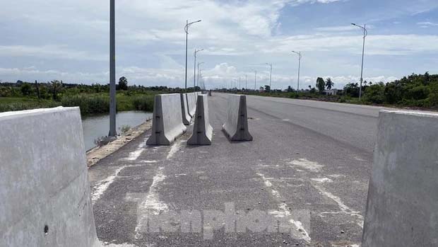 Vụ tai nạn khiến ca nương Tú Thanh tử vong: Dựng rào chắn cấm xe vào đường ven biển-3