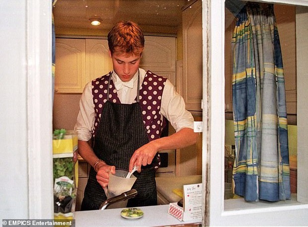 Những bức ảnh ít biết về thời đi học của Thân vương William-13