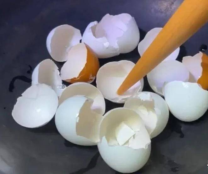 Cho vỏ trứng vào chảo rang, nhiều vấn đề trong nhà được giải quyết, vừa tiết kiệm lại dễ dùng-1