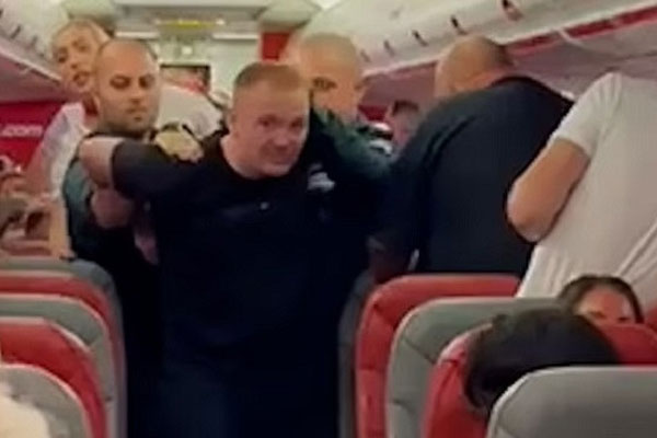 Hành khách say khướt mở cửa thoát hiểm giữa trời, máy bay hạ cánh khẩn cấp-1