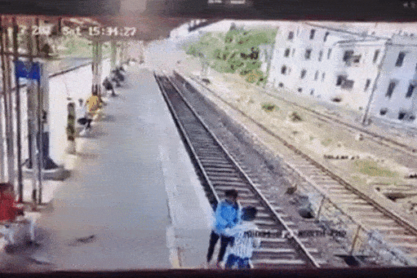 Clip: Đứng sát đường ray rửa hộp cơm, nam thanh niên bị tàu tông văng