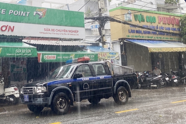 Cặp đôi bị điện giật ngã sõng soài trên đường ray xe lửa-1