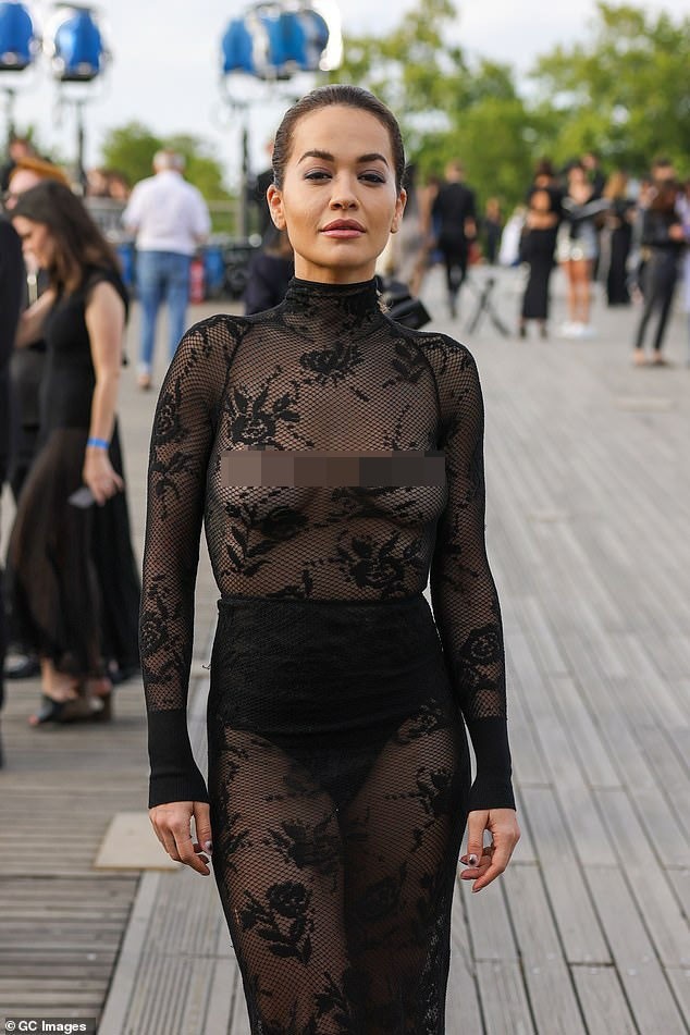 Rita Ora lại mặc xuyên thấu đi trên phố-1