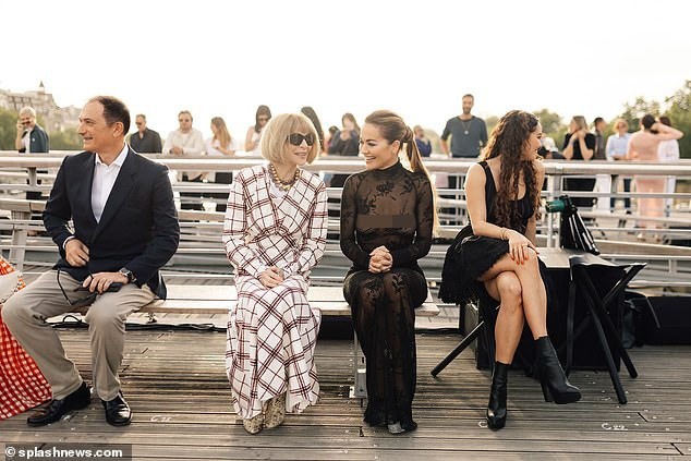 Rita Ora lại mặc xuyên thấu đi trên phố-7