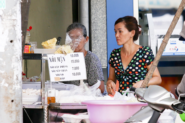 Mẹ Angela Phương Trinh: Trẻ buôn thúng bán bưng vì gia đình, tuổi xế chiều lột xác trẻ xinh như con gái-1