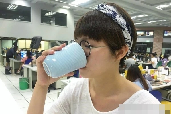 Vì sao không nên đứng khi uống nước?-3