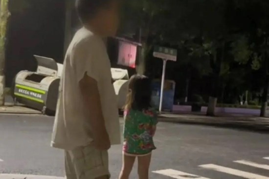 Bức ảnh 2 đứa trẻ lúc 2h sáng: Cha mẹ vô trách nhiệm, ảnh hưởng xấu tới con