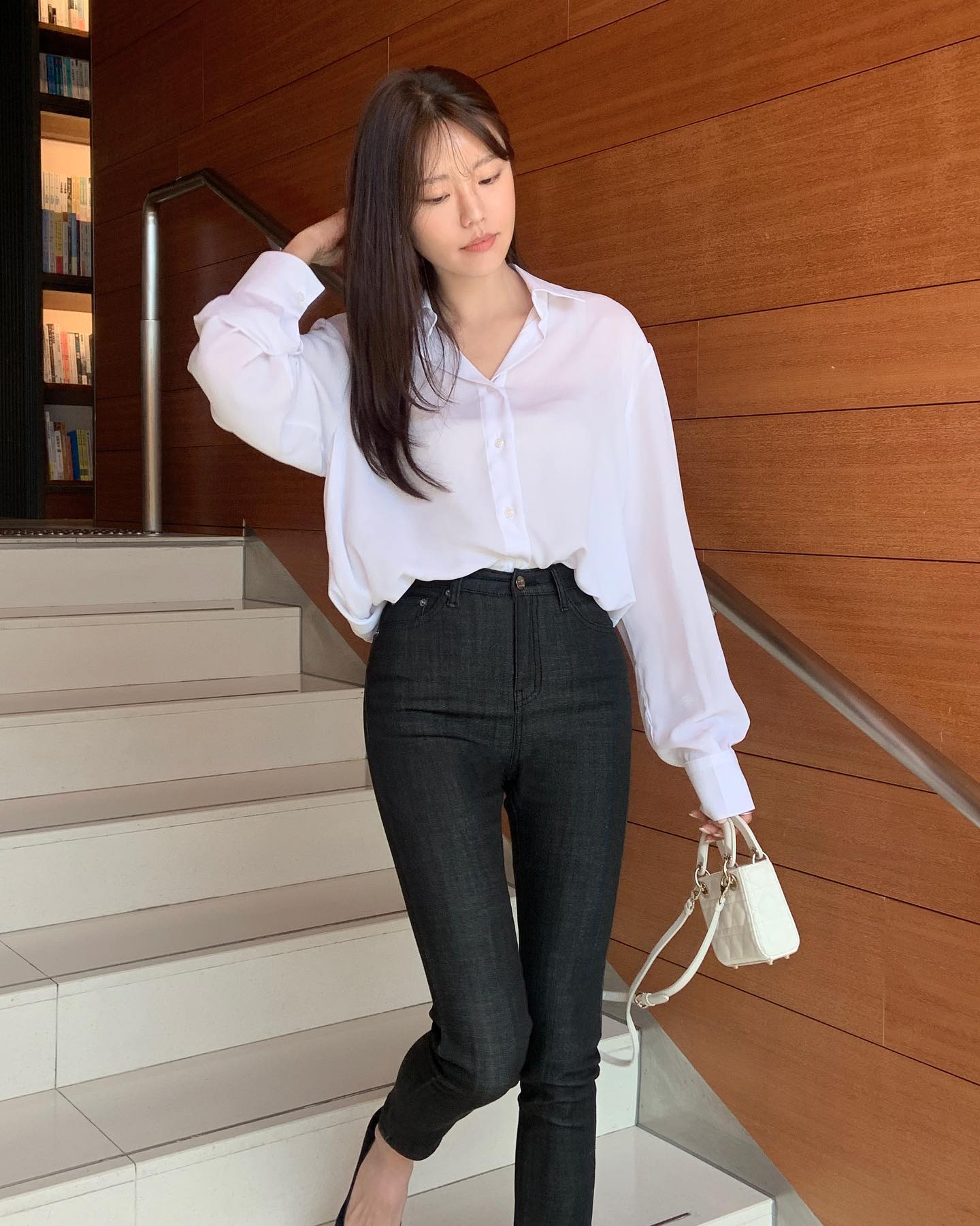 4 mẫu áo sơ mi sáng màu mà nàng công sở nên sắm-1