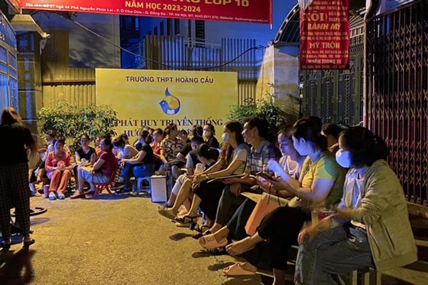 Hiến kế giải bài toán phụ huynh trắng đêm vây cổng trường giành suất học cho con-2