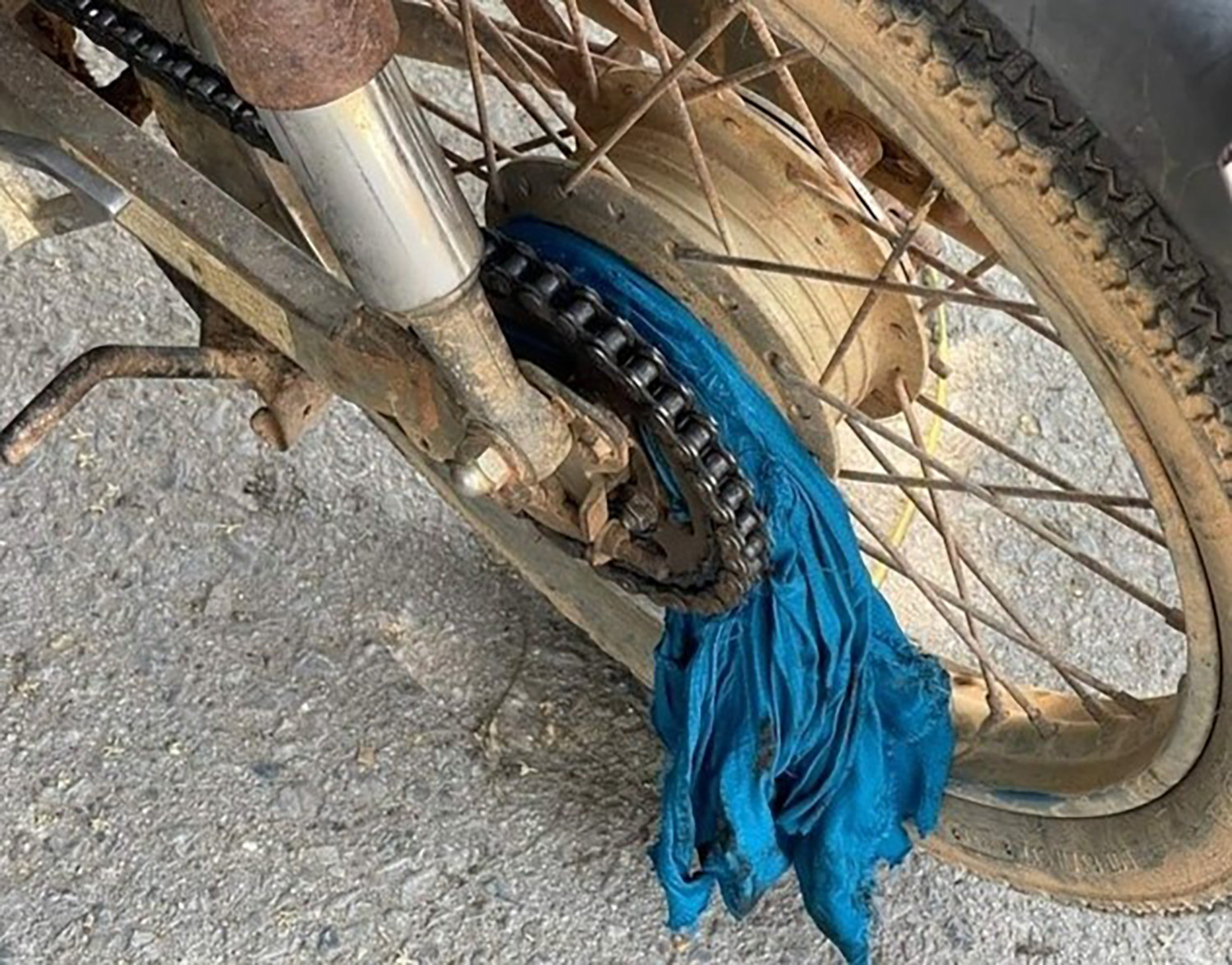 Những vụ tai nạn bất ngờ do áo chống nắng cuốn vào bánh xe-3