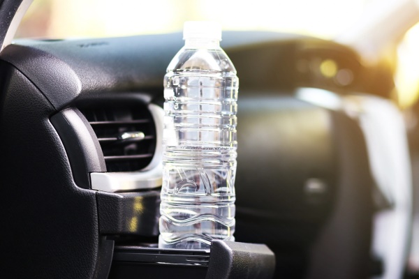 Vì sao không nên để chai nước trong ô tô vào mùa hè?-1