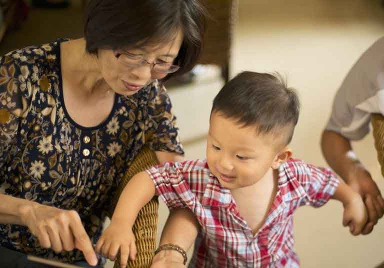 Nhờ mẹ vợ lên trông cháu, bà nhất định đòi trả lương khiến tôi cạn lời-1