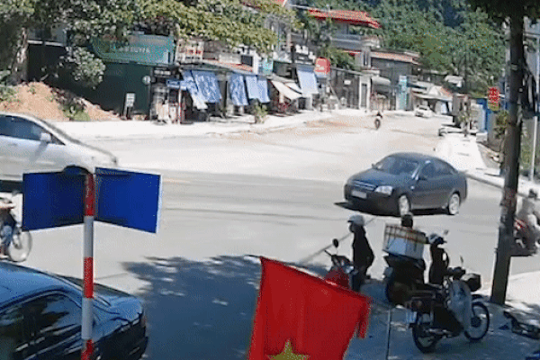 Ôtô nát đầu sau va chạm