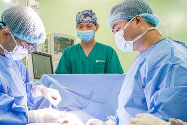 Lấy thận ra rửa rồi ghép lại cho bé trai 1 tuổi-1