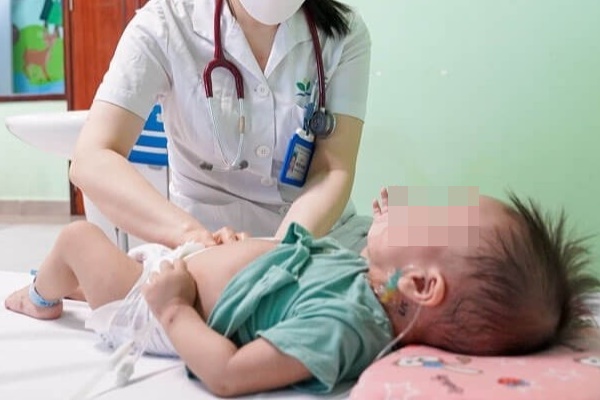 Lấy thận ra rửa rồi ghép lại cho bé trai 1 tuổi-2