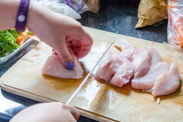 Thịt gà chỉ nên bảo quản trong tủ lạnh bao lâu để tránh nguy cơ ngộ độc thực phẩm?-1