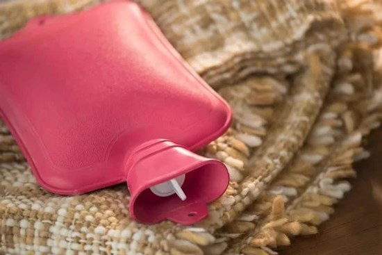 Bình giữ nhiệt có thể là vật dụng giúp bạn mát mẻ hơn khi ngủ