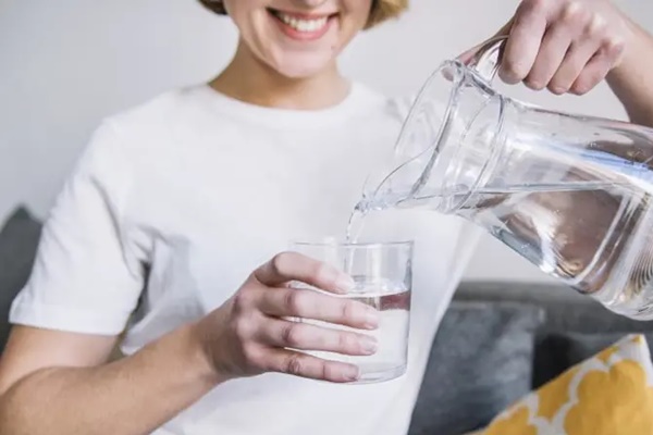 Vì sao không nên đứng khi uống nước?-1