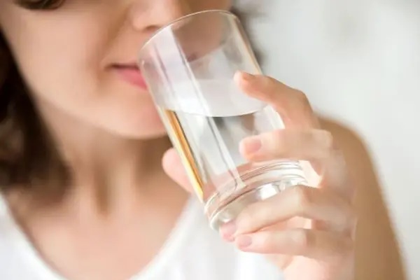Vì sao không nên đứng khi uống nước?-2