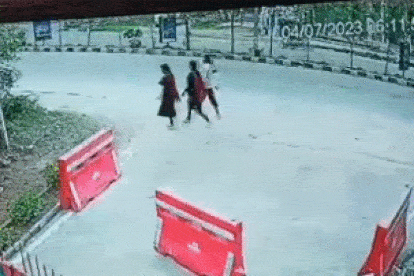 Ô tô mất lái đâm thẳng vào nhà hàng lẩu, 2 thực khách bị thương-1