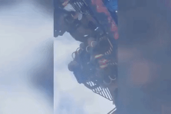 Vòng quay 360 độ chết máy giữa chừng, hành khách hoảng hồn vì bị treo ngược trên không suốt 3 tiếng-1