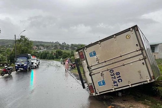 Ôtô tải đè bẹp xe máy, 2 người đàn ông tử vong