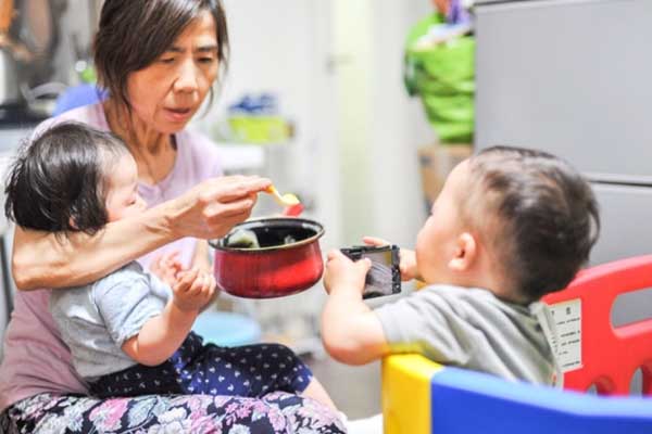 Lương hưu khoảng 19 triệu đồng, tôi vẫn ngỡ mình như người giúp việc của gia đình con trai: Trẻ nuôi con, già lại vất vả chăm cháu-1