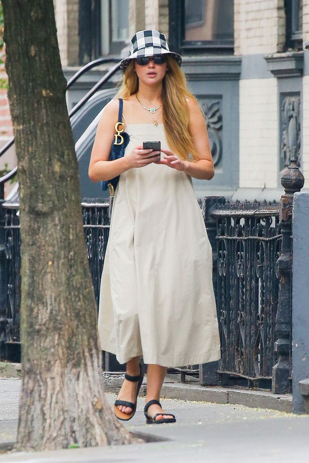 Street style toàn màu trung tính của minh tinh Jennifer Lawrence-6