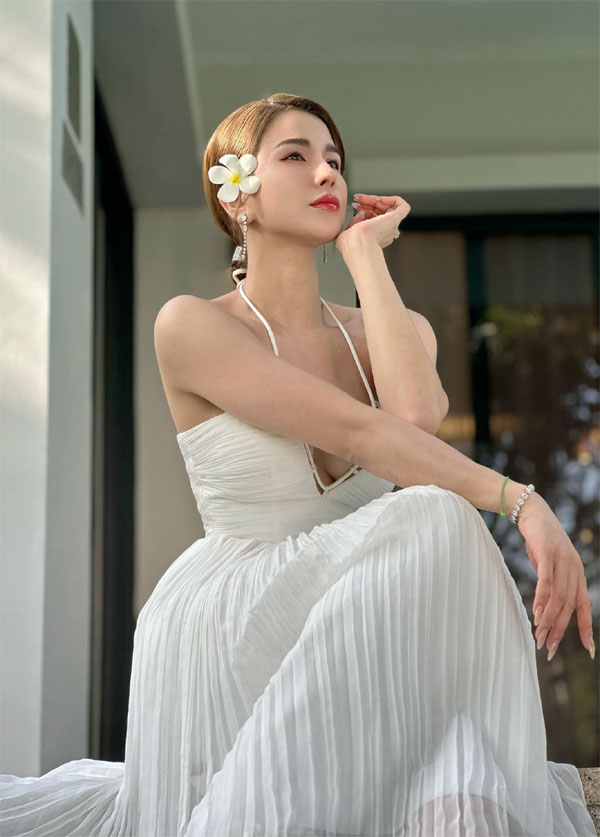 Cận cảnh hai chiếc váy cưới lộng lẫy trị giá 200 triệu của Diệp Lâm Anh   Topsao