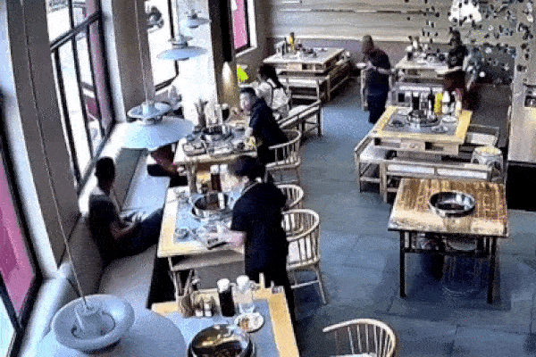 Ô tô mất lái đâm thẳng vào nhà hàng lẩu, 2 thực khách bị thương