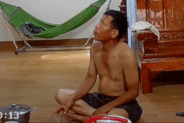 Người đàn ông vừa ăn cơm vừa khóc khi nhìn bức ảnh treo tường