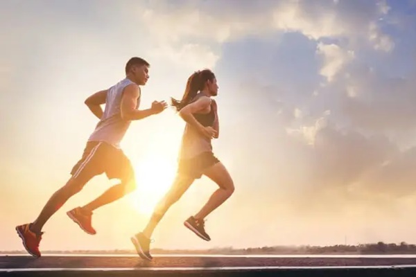 Sự khác biệt giữa chạy bộ 30 phút buổi sáng và đi bộ 60 phút buổi tối-1