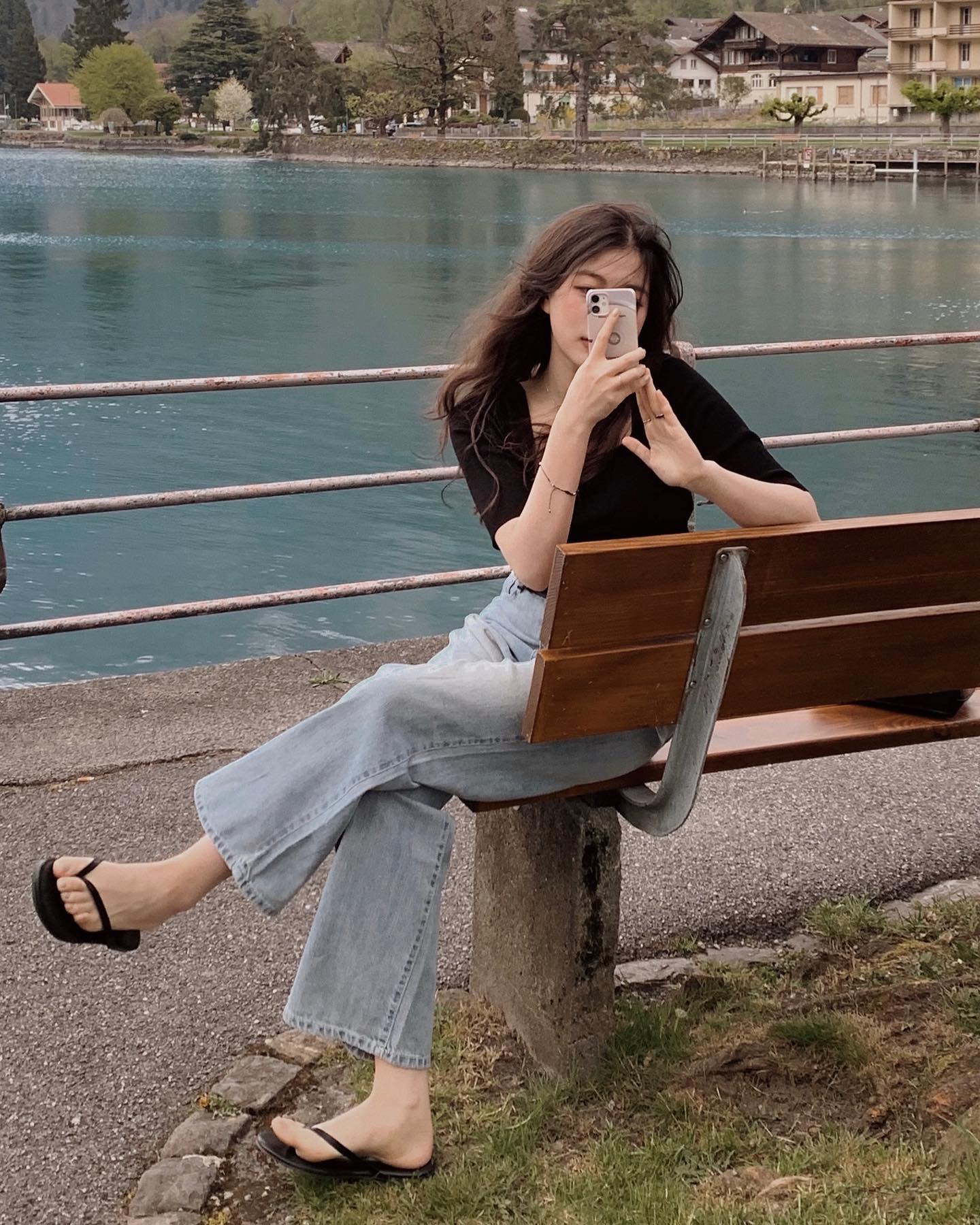 5 kiểu giày dép giúp trẻ hóa phong cách-4